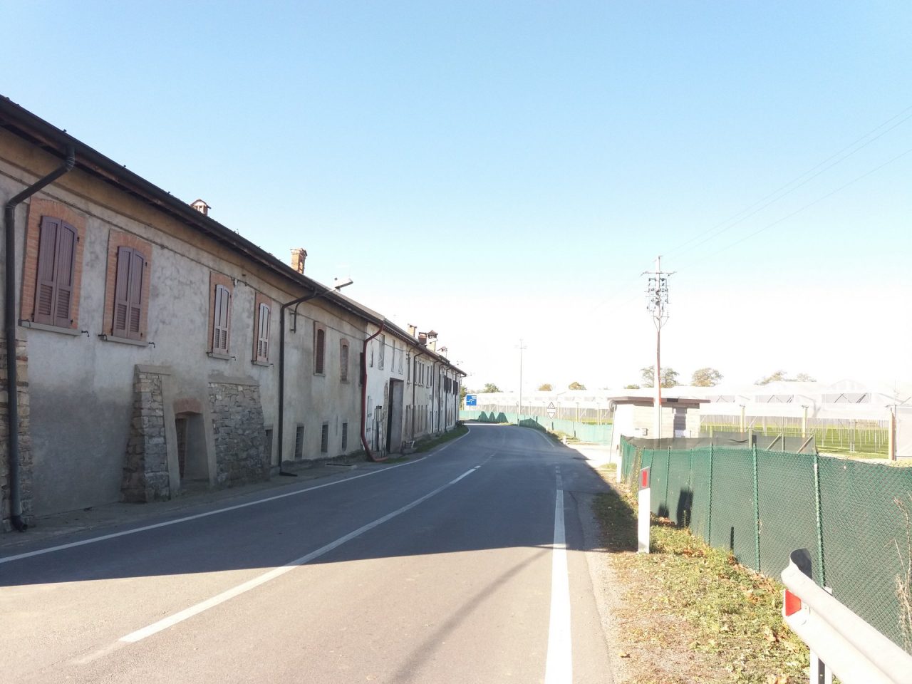 Puzze e bruciori agli occhi, i residenti insorgono: “Non ne possiamo più”