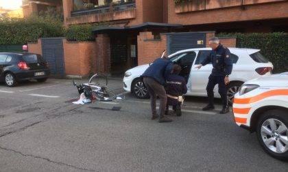 Ciclista colpito dalla portiera di un'auto perde conoscenza