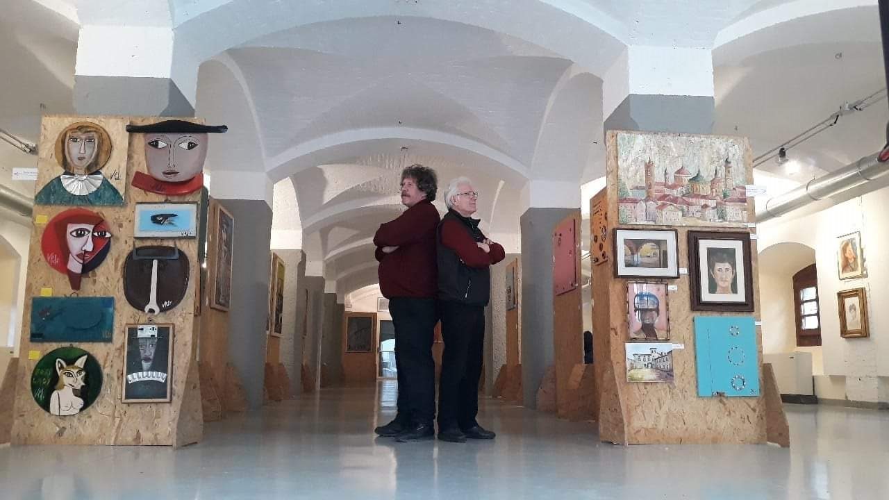 L’incontro di due artisti agli opposti in una mostra