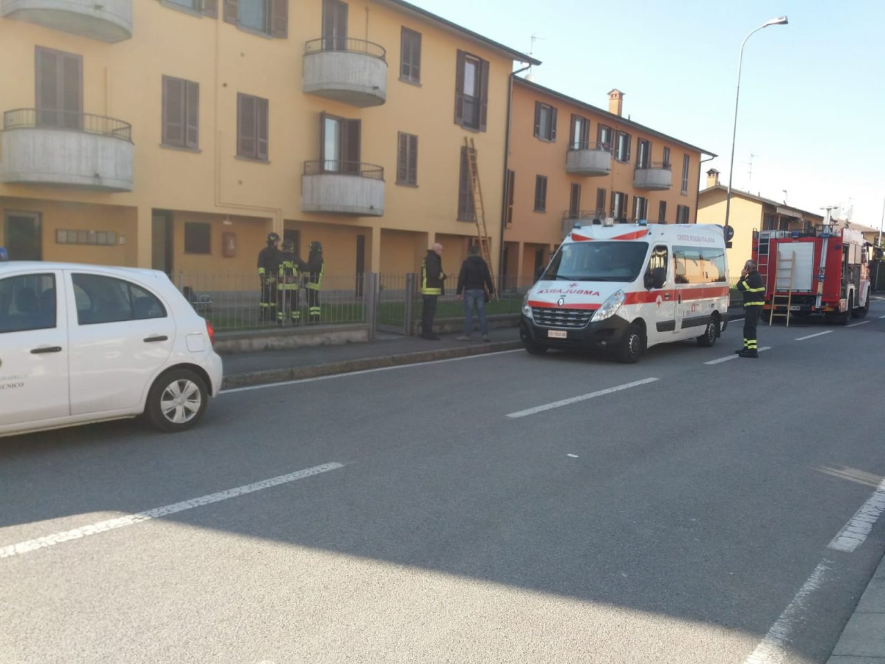 Barricato in casa con la sorella disabile, i pompieri sfondano la finestra