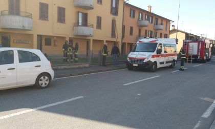 Barricato in casa con la sorella disabile, i pompieri sfondano la finestra