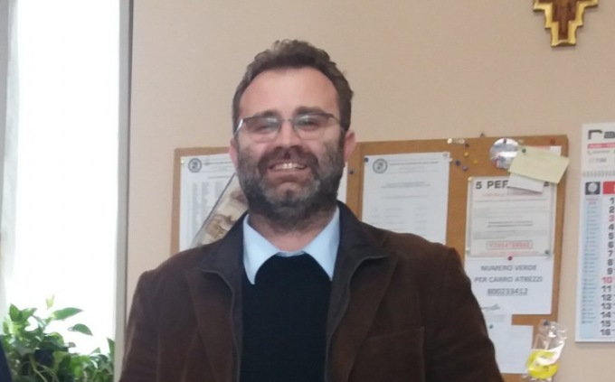 Raccolta oli esausti contro l’inquinamento, il sindaco consegna i bidoncini