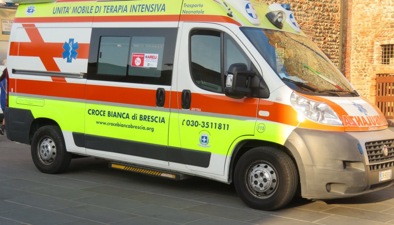 Anziano travolto e ucciso mentre attraversa la strada