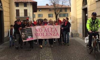 Un lungo serpentone rosso per dire no alla violenza FOTO