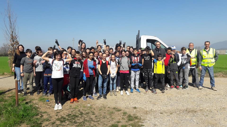 Studenti puliscono il paese dai rifiuti nella giornata dedicata al verde pulito