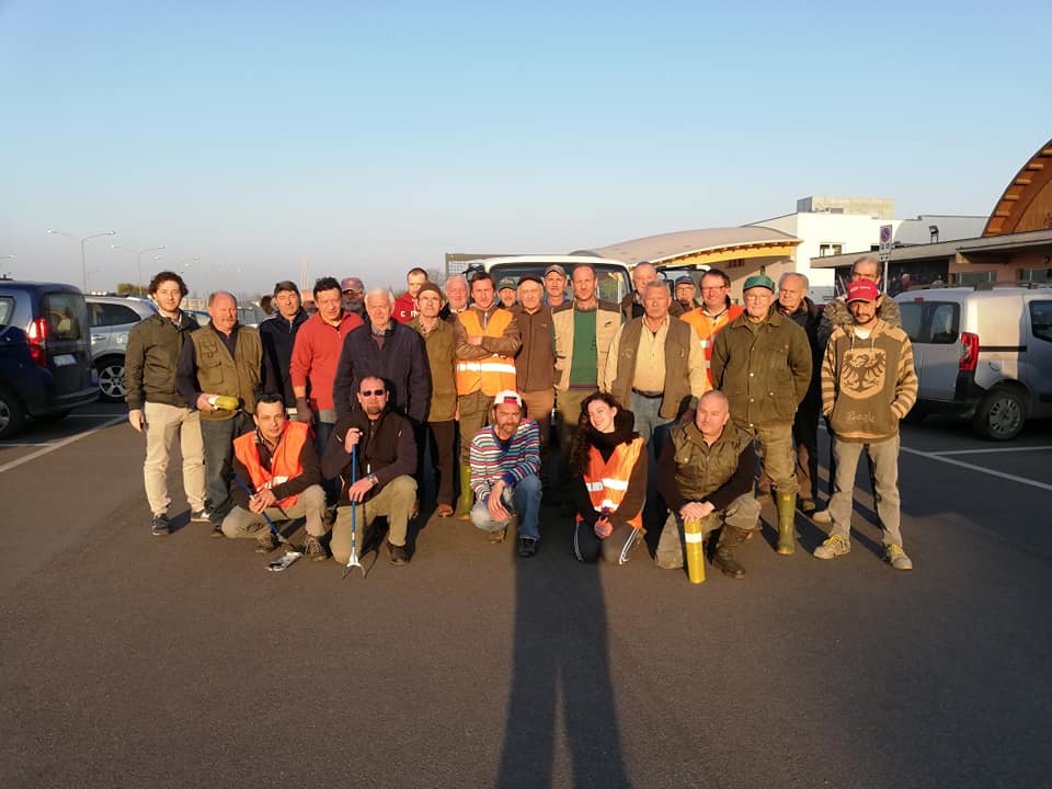 Pulizia del paese e i volontari raccolgono un container pieno di rifiuti abbandonati