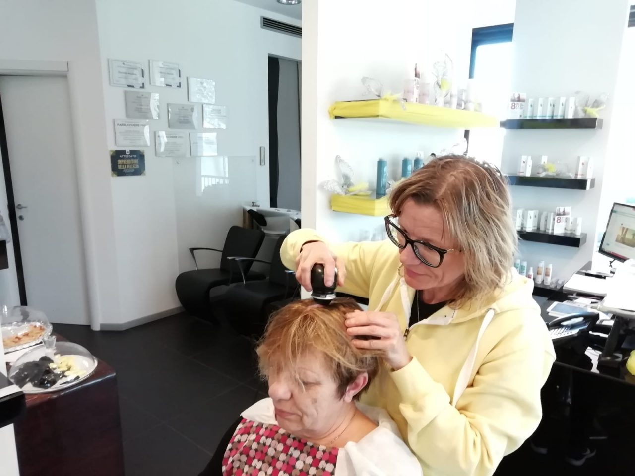 Parrucchiera speciale: aiuta le donne malate di cancro