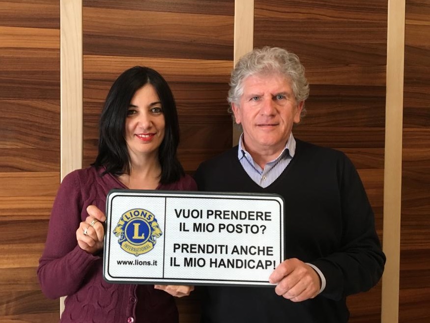 Il Lions Club di Romano dona 35 cartelli a favore dei disabili