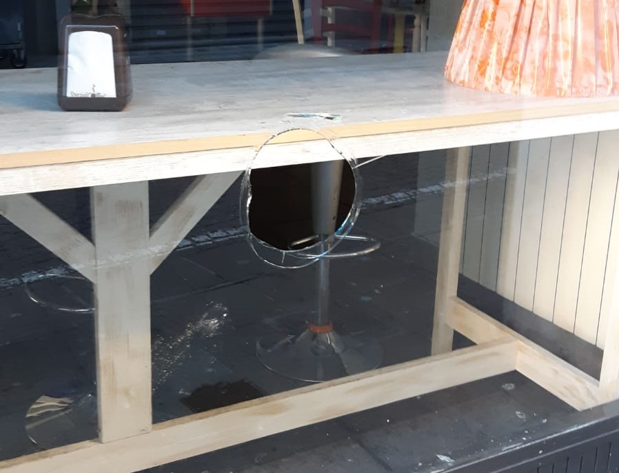Vandalismo al bar “Il Dollaro”, trovato un foro nella vetrina