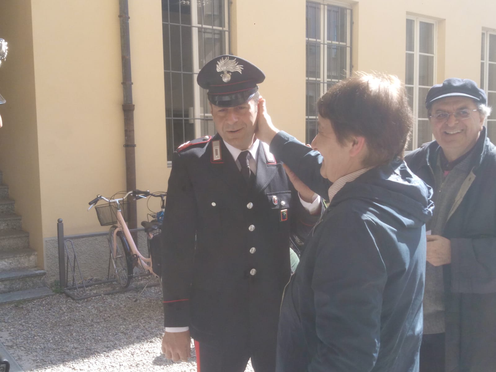 Ragazzi del bus incontrano i carabinieri (10)