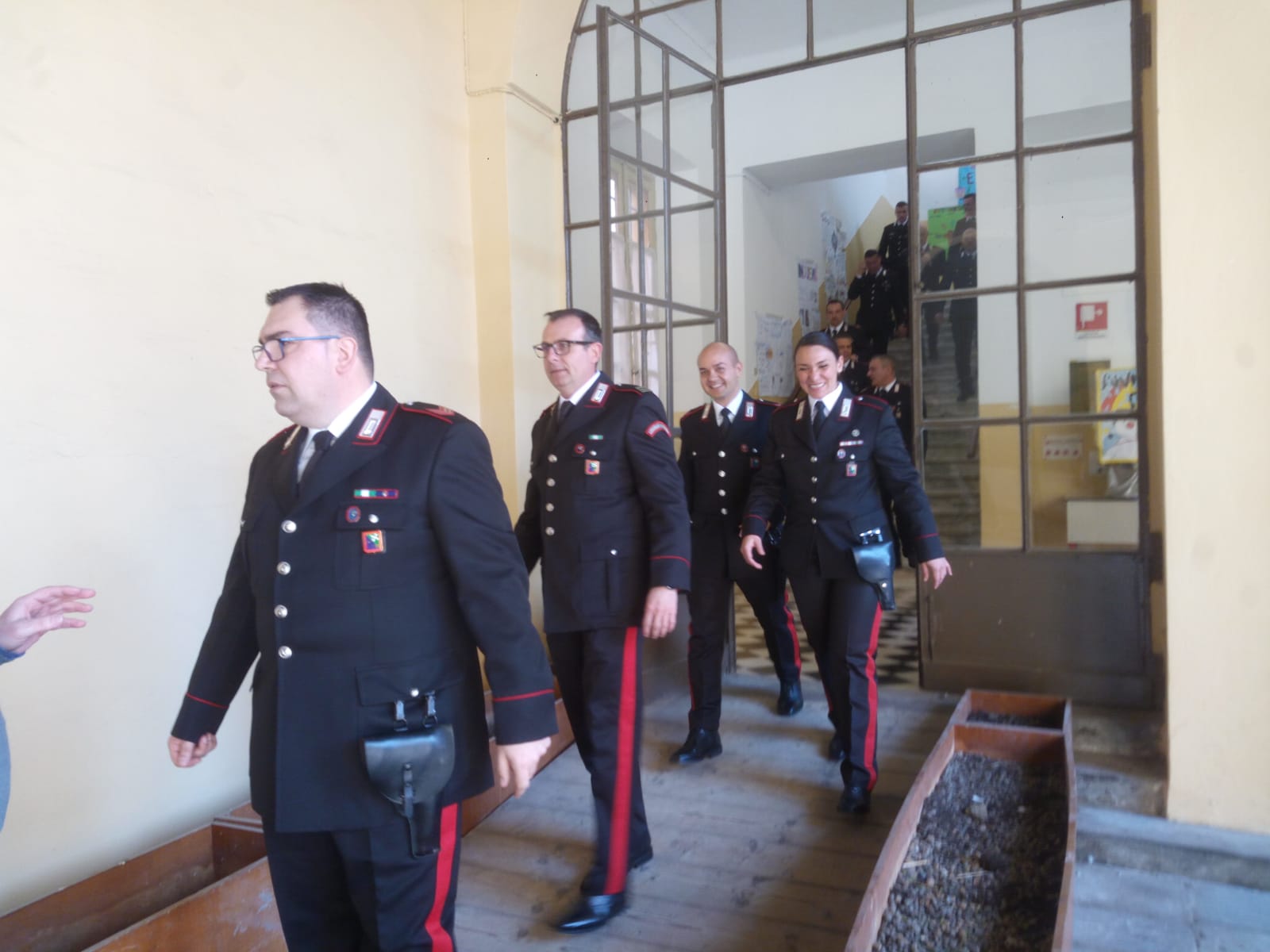Ragazzi del bus incontrano i carabinieri (3)