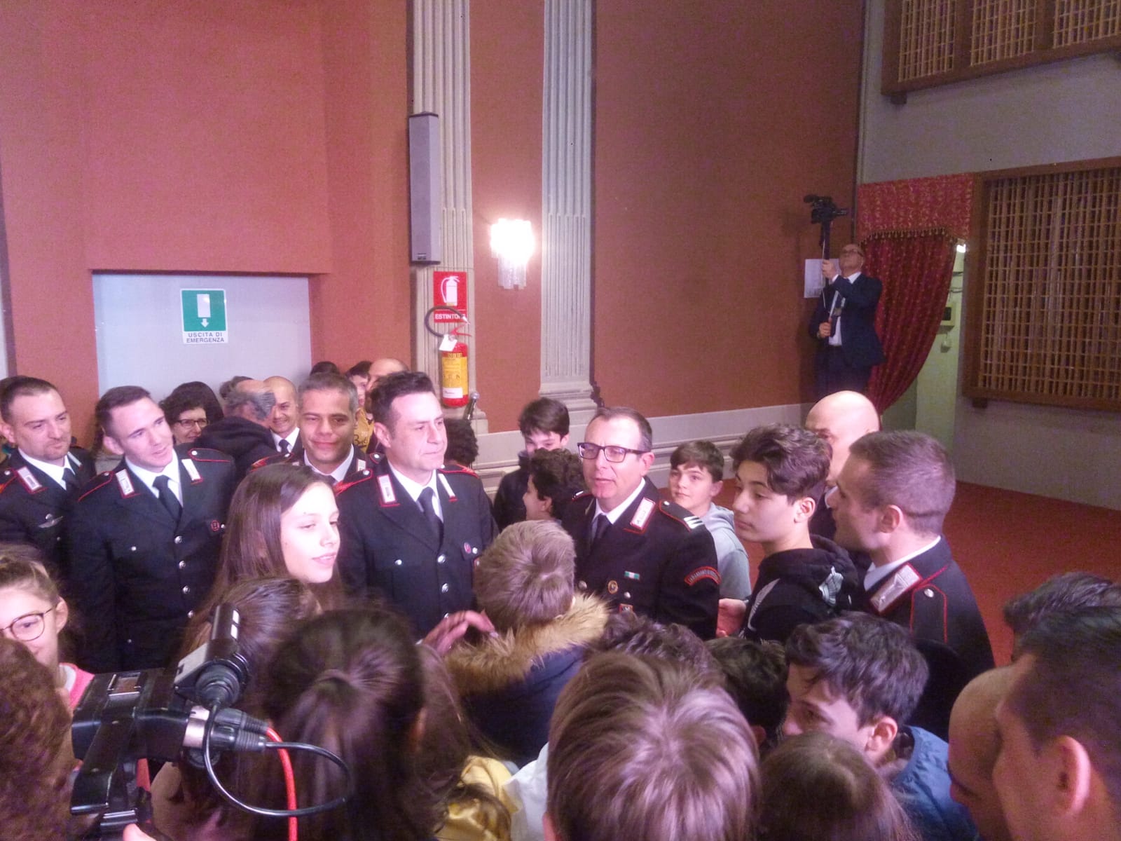 Ragazzi del bus incontrano i carabinieri (4)