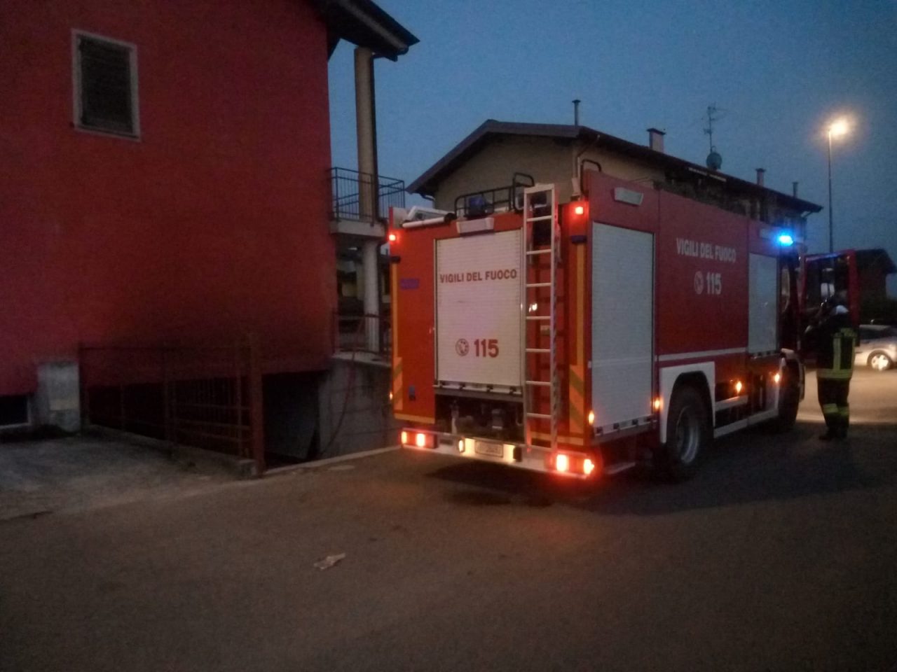Incendio a Trescore, arrivano i vigili del fuoco