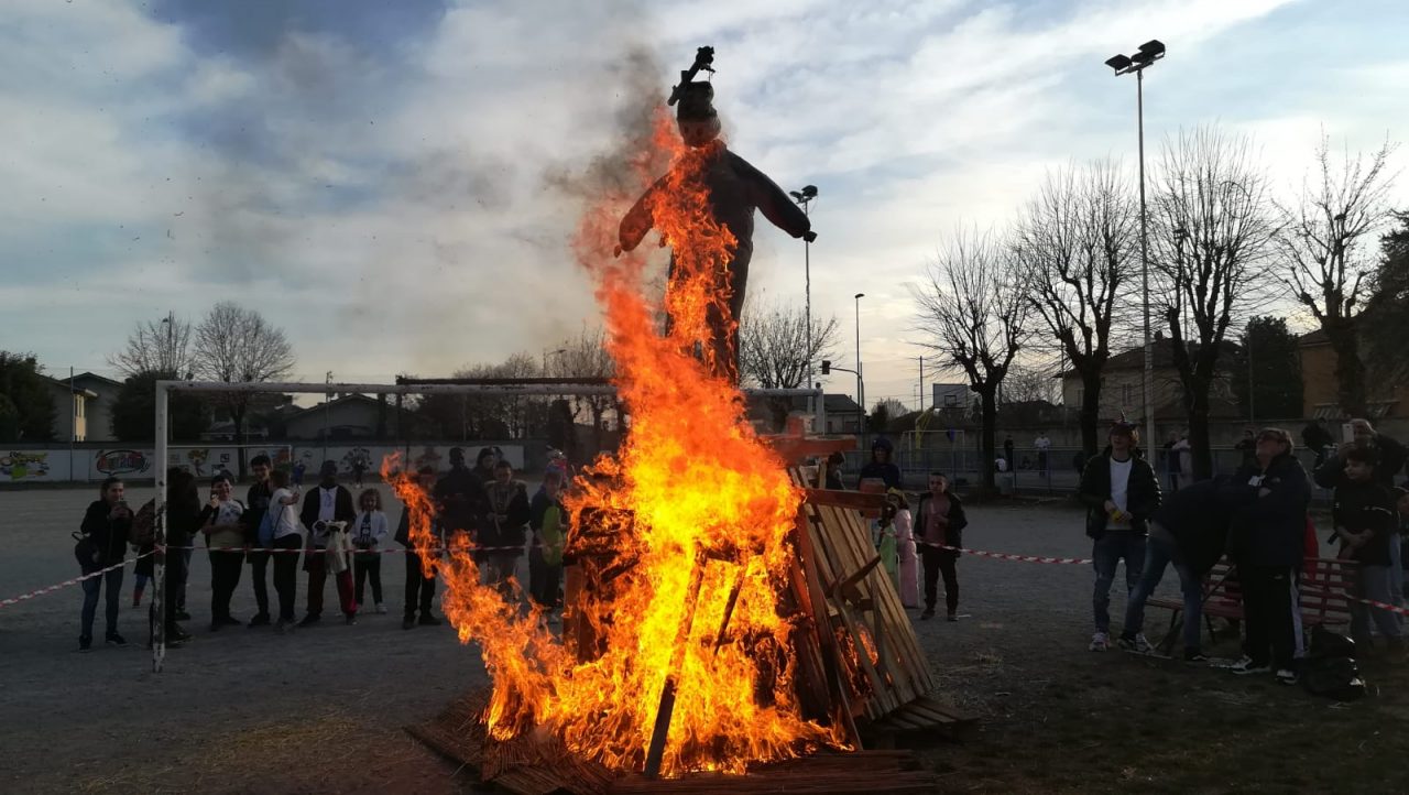Carnevale a Canonica, fuoco al Povero Piero FOTO VIDEO
