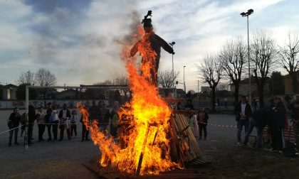 Carnevale a Canonica, fuoco al Povero Piero FOTO VIDEO