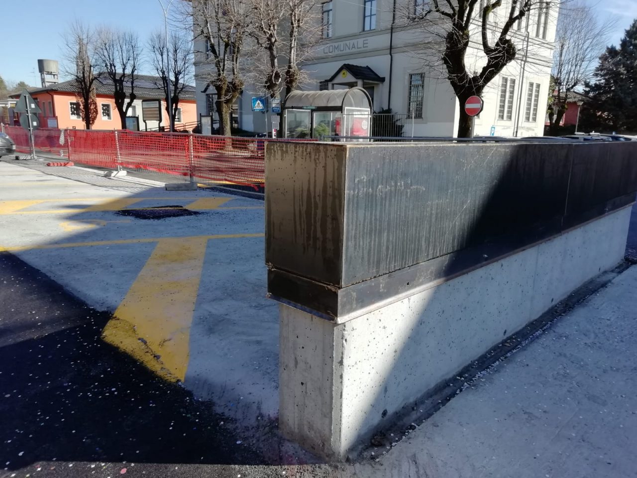 Fioriere troppo impattanti (e pericolose). Il sindaco: “Non sono definitive”