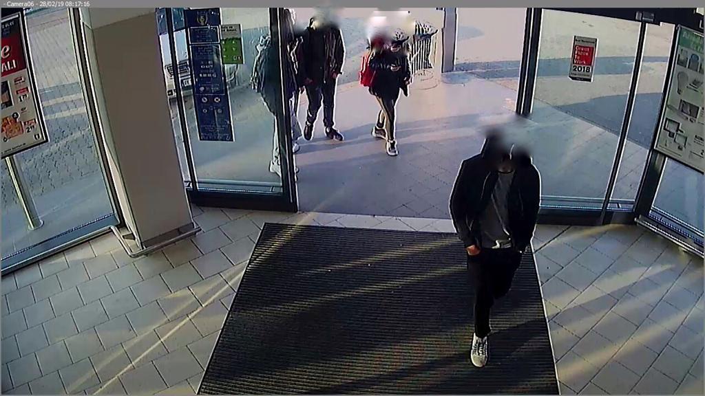 Minaccia un cliente con un taser, baby gang in azione nei supermercati