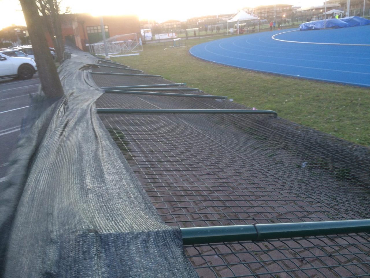 Vento fortissimo, crolla la recinzione del centro sportivo FOTO