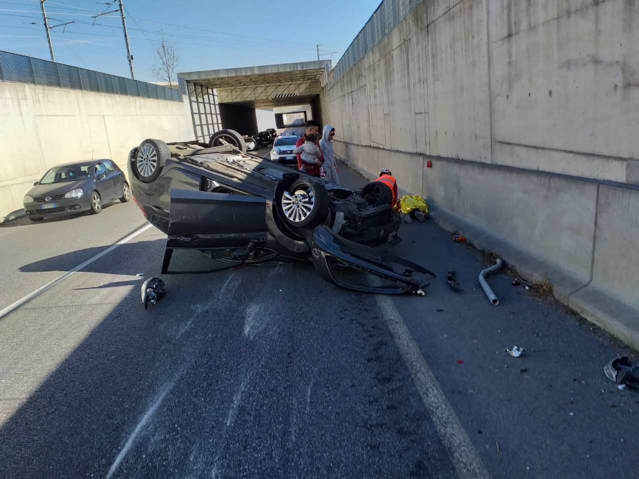 Auto ribaltata nel sottopasso, due ferite FOTO e VIDEO
