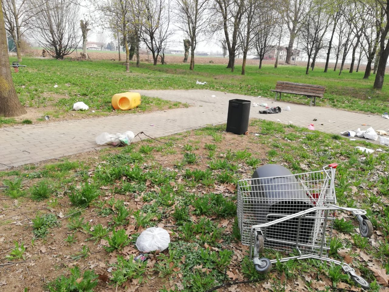 Vandali al parco pubblico di via Ai Malgari FOTO