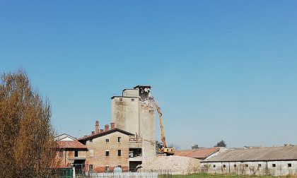 L'attesa è finita, giù la torre dell'ex Arrigoni a Pagazzano VIDEO FOTO