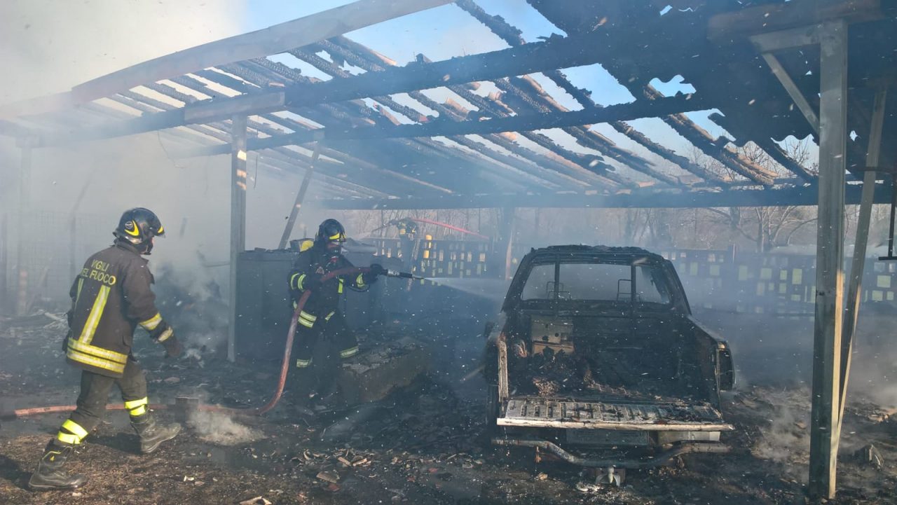 Incendio a Bariano, pick-up distrutto dalle fiamme FOTO