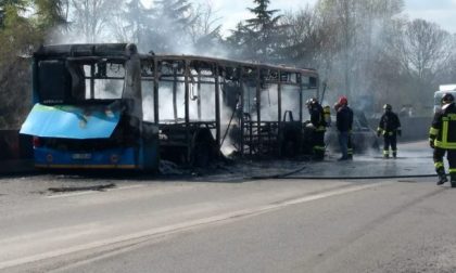 Autobus incendiato, Fontana: "I ragazzi stanno bene, ma il responsabile deve pagare"