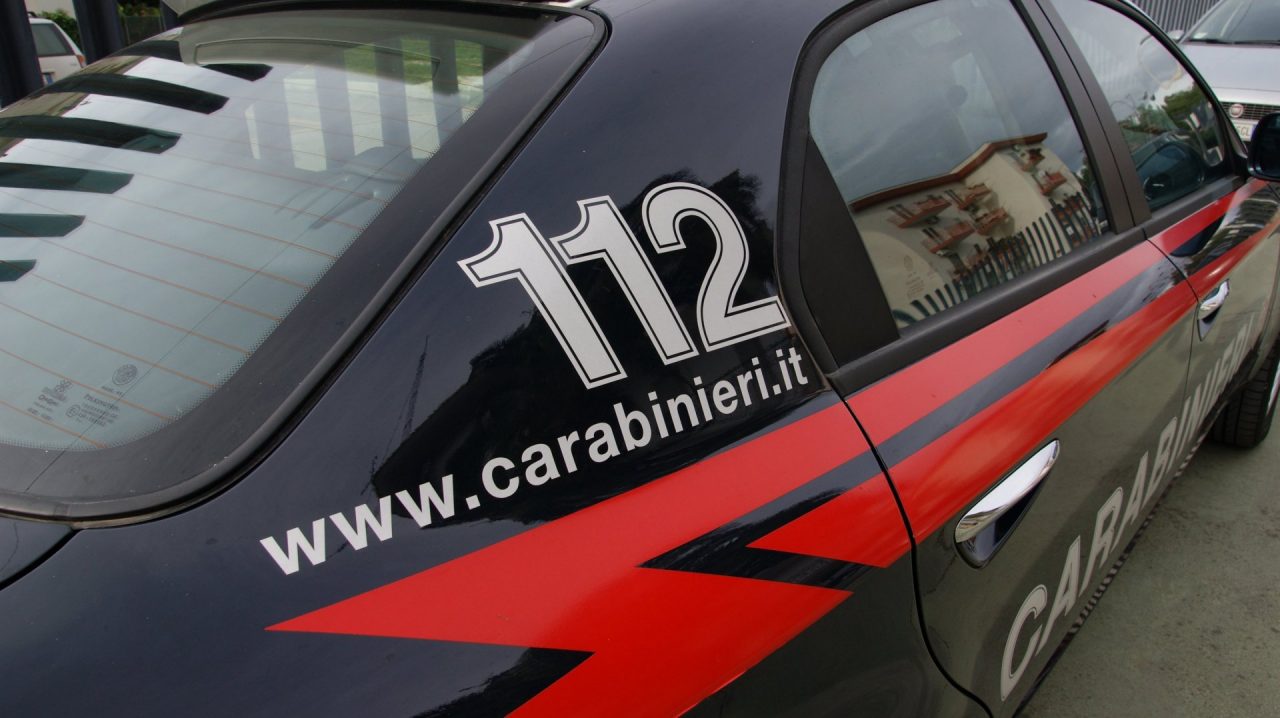Evade dai domiciliari per comprare la droga, donna arrestata a Romano