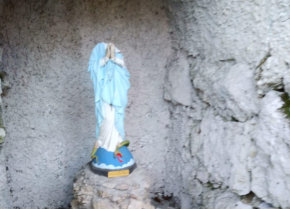 Decapitata la statua della Madonna, individuati i baby vandali