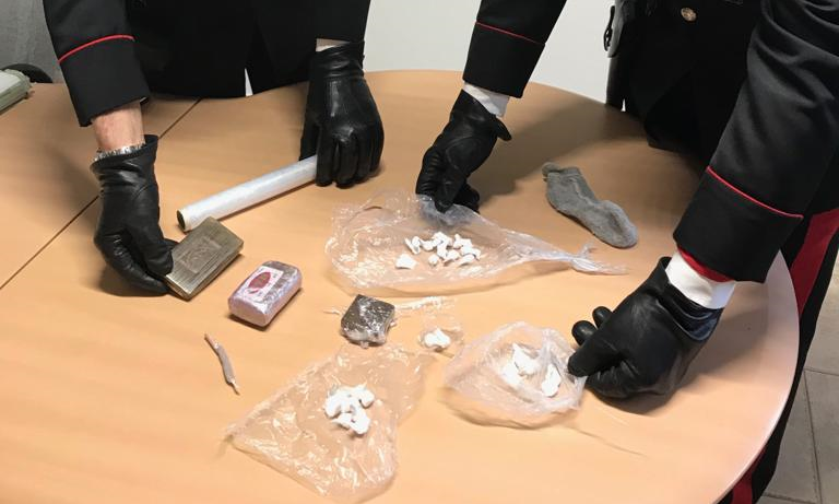 Droga nascosta al parco sotto lo scivolo per i bambini