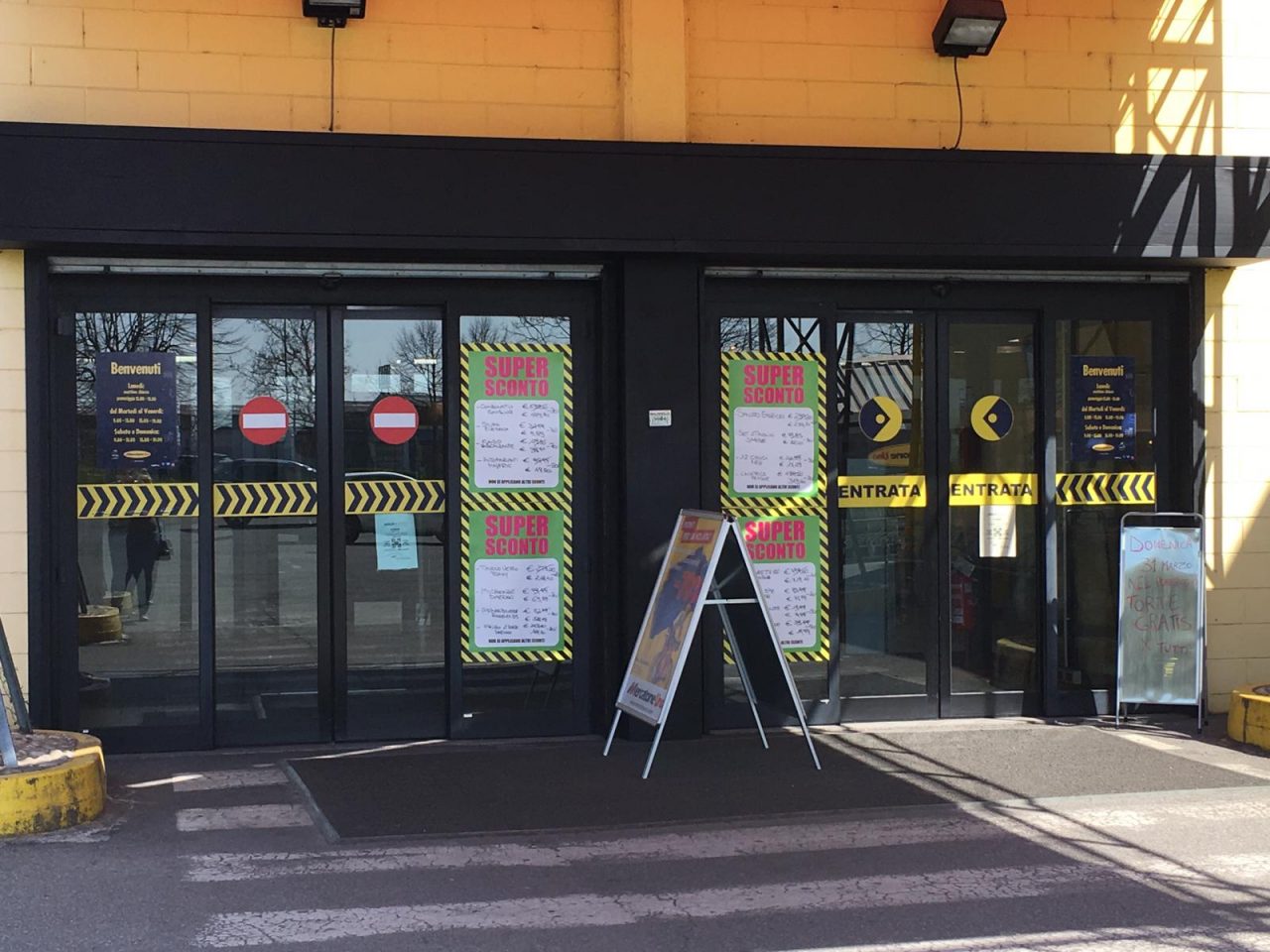 Colpo alla Lupin al Mercatone Uno: ladri dal soffitto