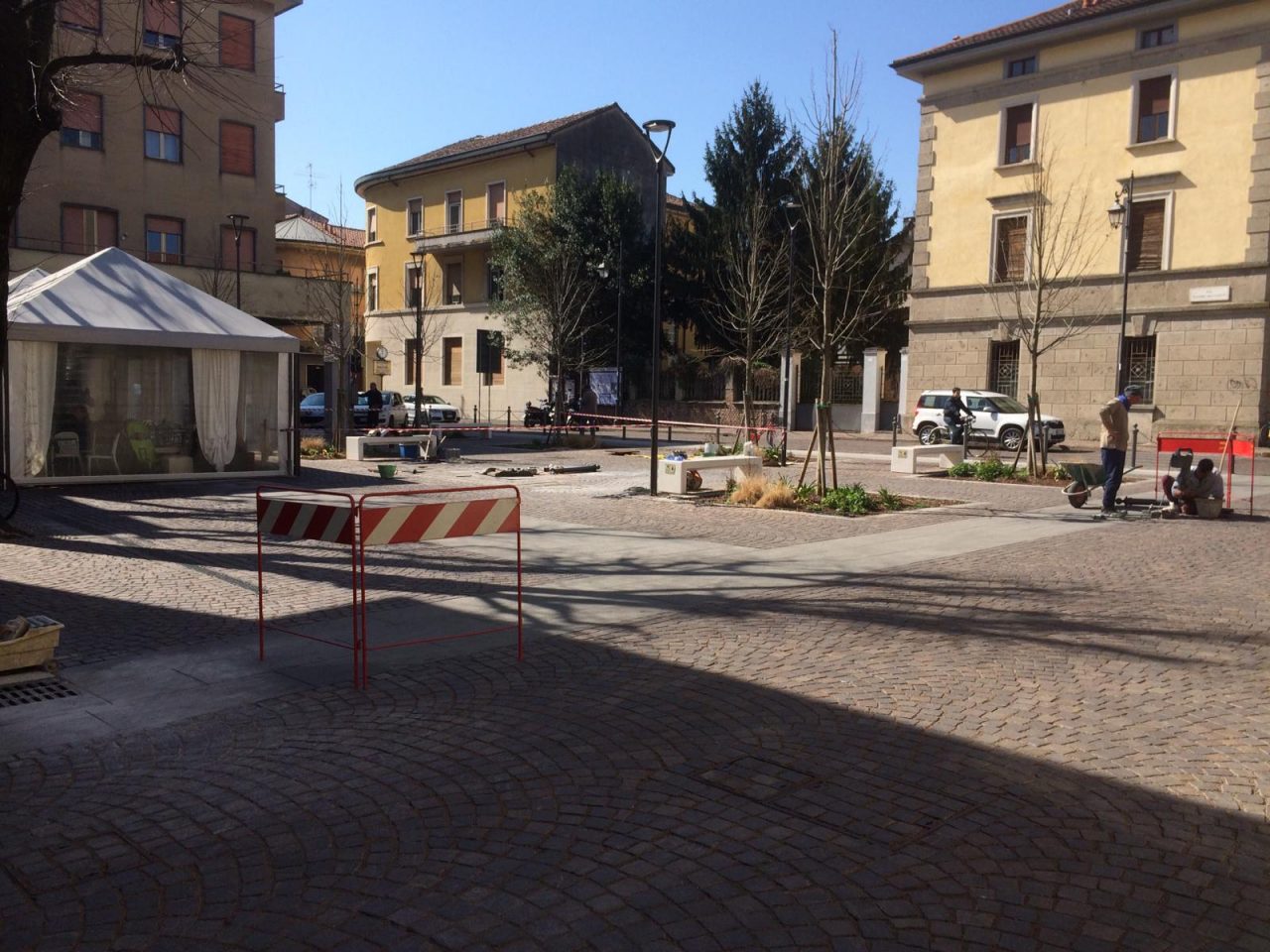 Piazzetta XXV Aprile, recinzione anti-auto
