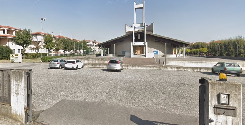Ballano e cantano sull’altare e poi postano il video sui social