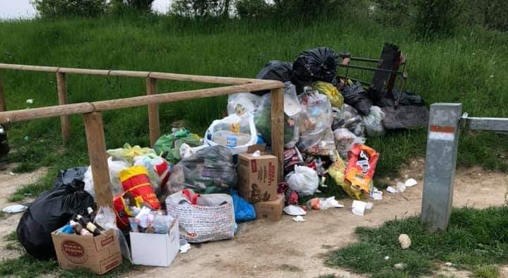 Un monumento di rifiuti alla desolazione