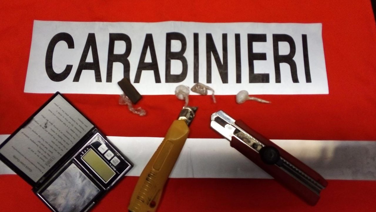Cocaina ed eroina in tasca, denunciato dai carabinieri