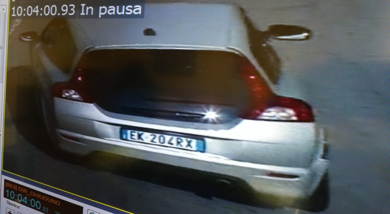 Auto ricercata in fuga dopo aver speronato la macchina della Polizia