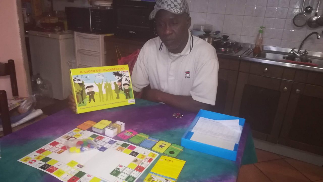 Inventa Il gioco del clandestino per spiegare ai suoi conterranei gli estremi pericoli del migrare in modo irregolare
