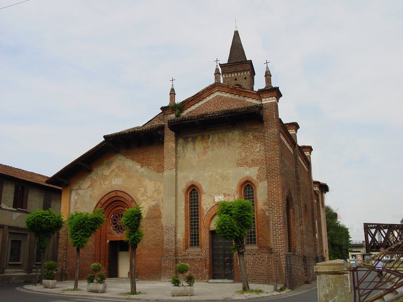 Prete s’impicca per errore pulendo le grondaie della chiesa