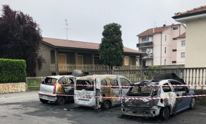 Auto bruciate nel parcheggio di via Europa a Pontirolo