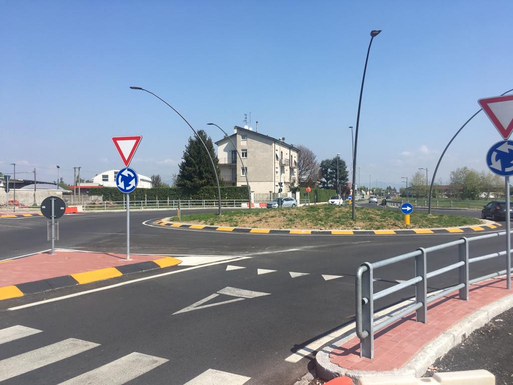 Apre al traffico la rotonda di via Bergamo