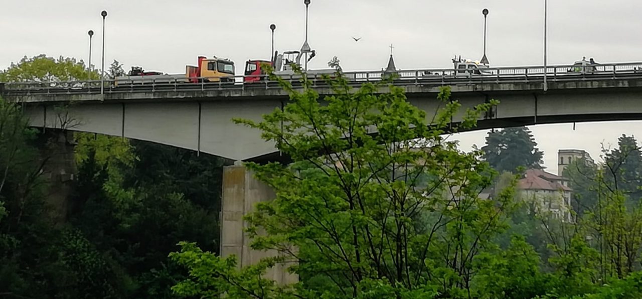 Domani, sabato, senso unico alternato sul ponte di Trezzo