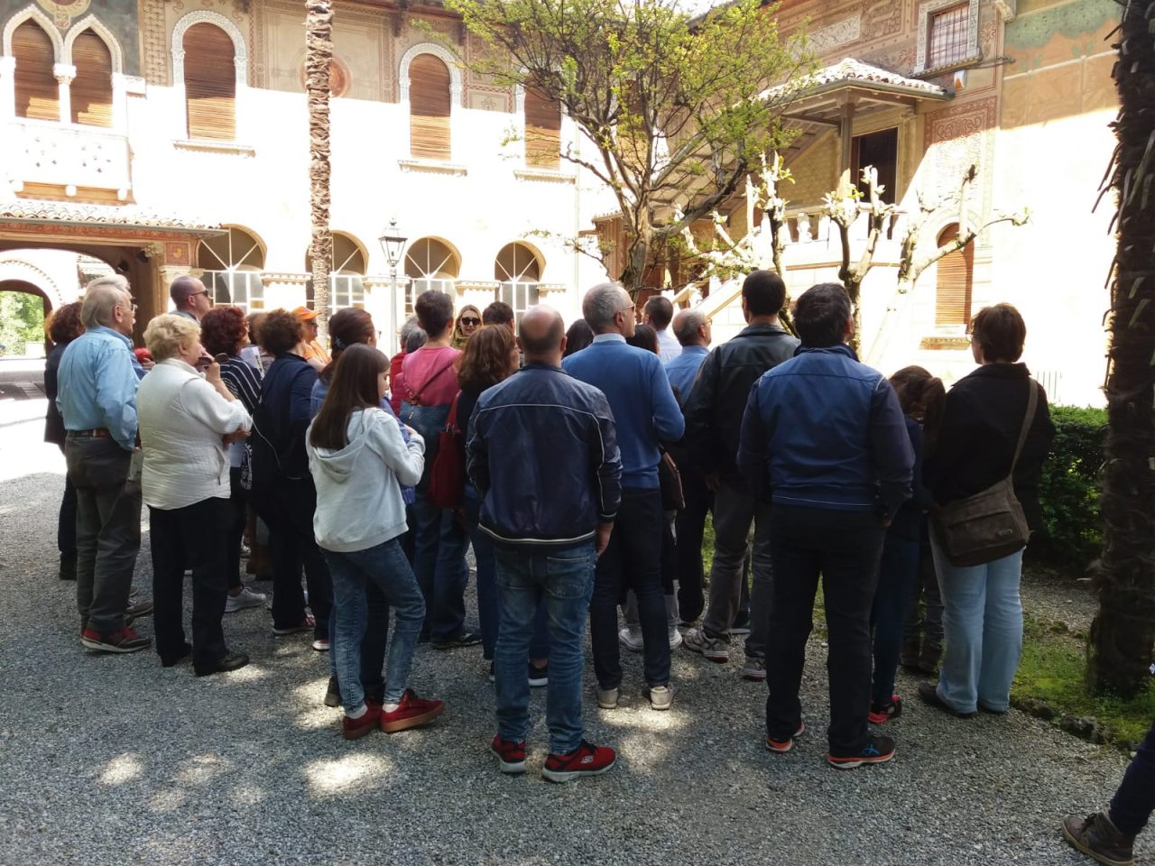 Canonica da scoprire accoglie i turisti in un tour tra le sue bellezze FOTO