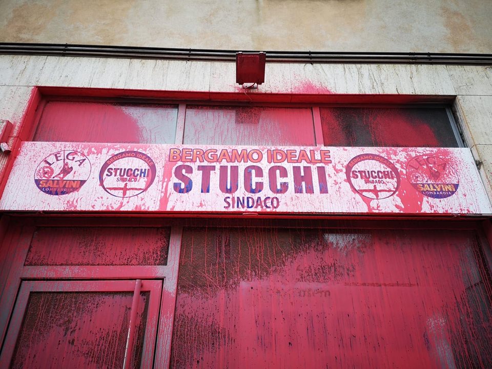 Arriva Salvini: vandalizzata la sede elettorale della Lega a Bergamo