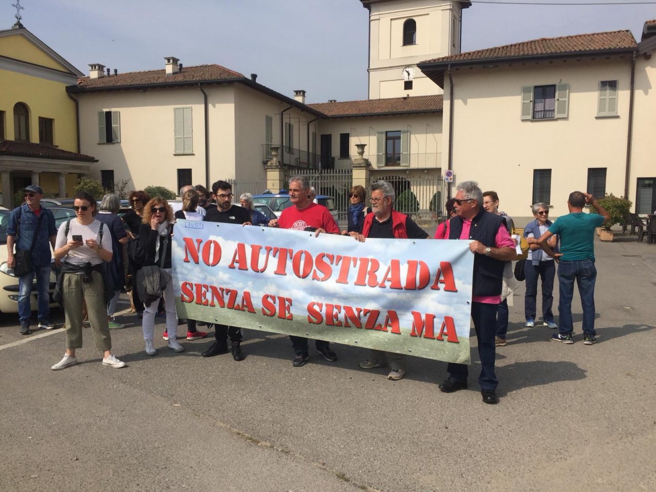 Autostrada Treviglio-Bergamo, al Cerreto sfila la manifestazione dei contrari FOTO