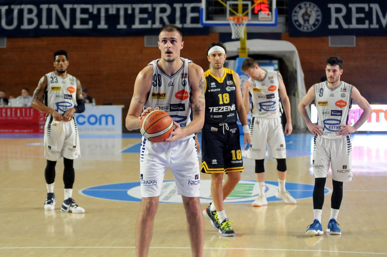 Verona con le triple striglia la Remer Treviglio in gara-1