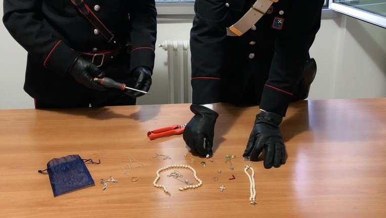 Evasa ruba in casa e aggredisce i proprietari, arrestata