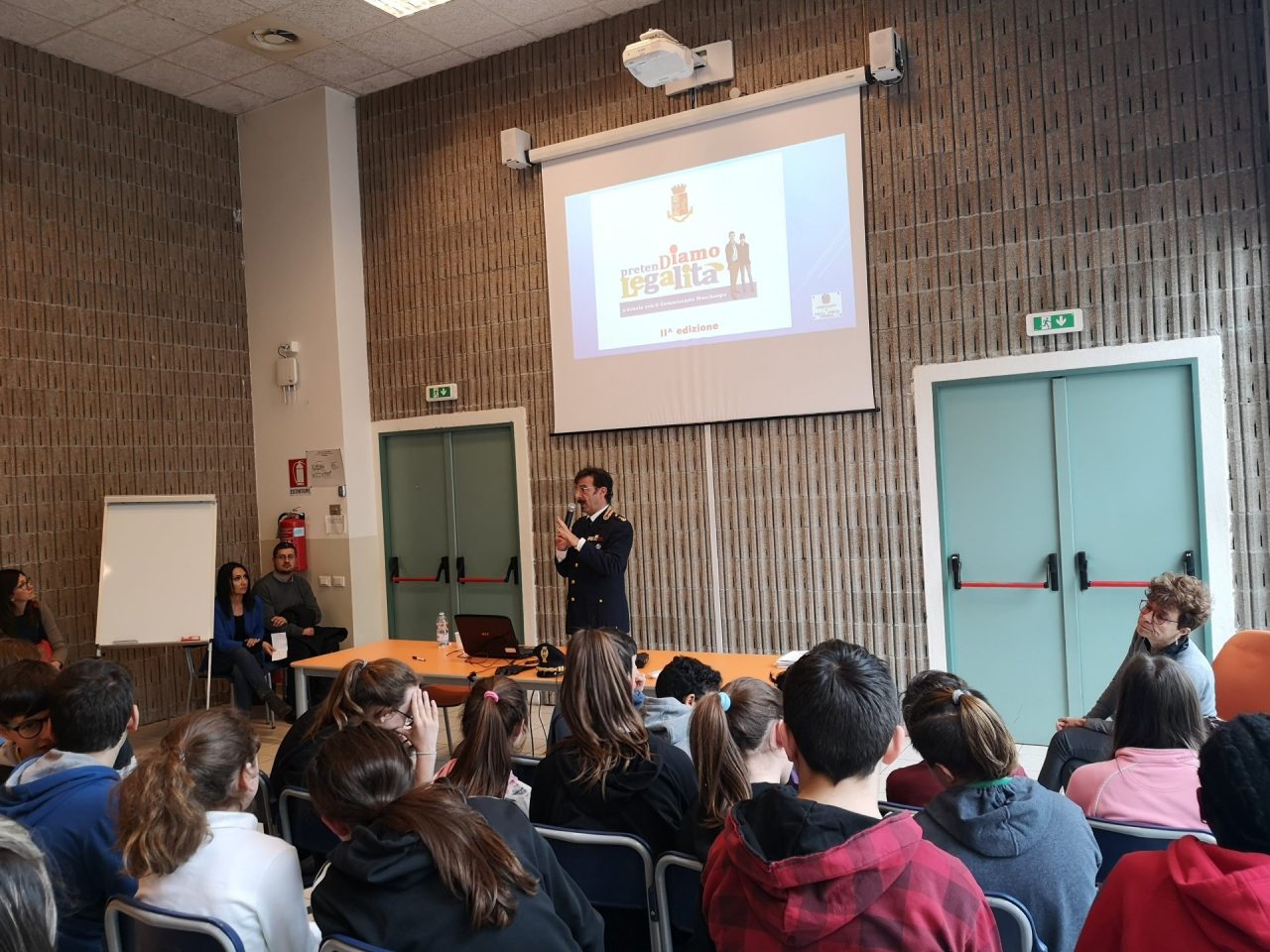 La Polizia sale in cattedra per parlare ai ragazzi di regole e stupefacenti