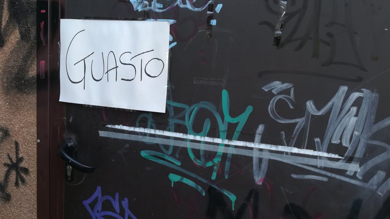 Bagno pubblico guasto da mesi, ambulanti imbufaliti a Cassano d’Adda