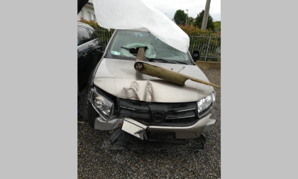Auto infilzata dal palo nello scontro, autista miracolato