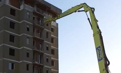 Via alla demolizione delle Torri di Zingonia, ruspe in azione sul primo palazzo